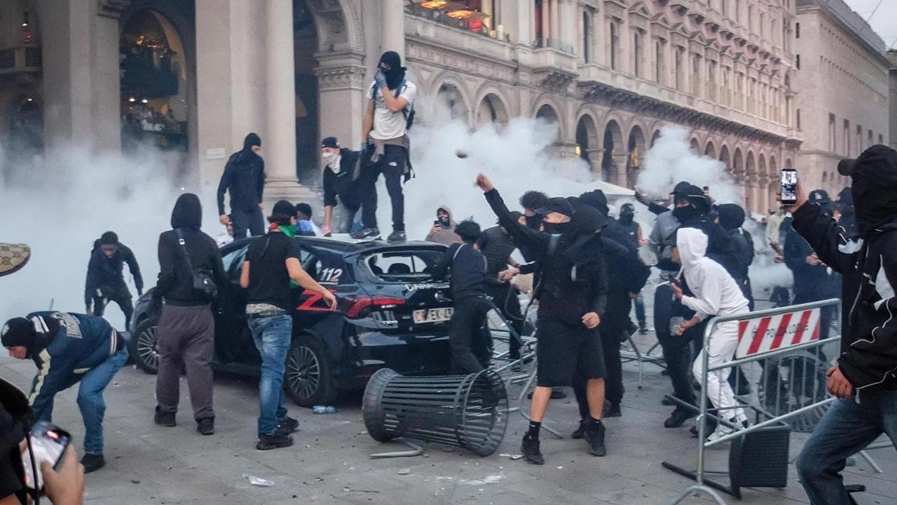 Milano, piazza Duomo campo di battaglia: 60 fermi, metà sono minorenni. Agenti feriti
