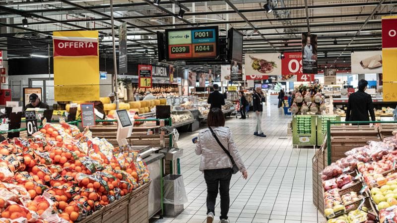 Risparmiare costa caro: le famiglie comprano meno e tagliano su giochi e attività dei figli