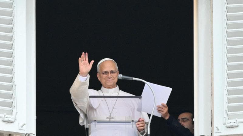 Il Papa si affaccia per l’Angelus su piazza San Pietro gremita. “Grazie per il sostegno”