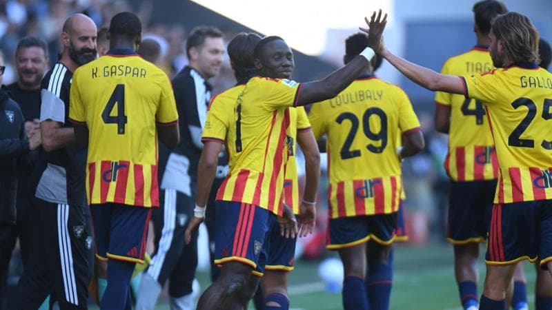 N'Dri esulta con i compagni dopo il gol