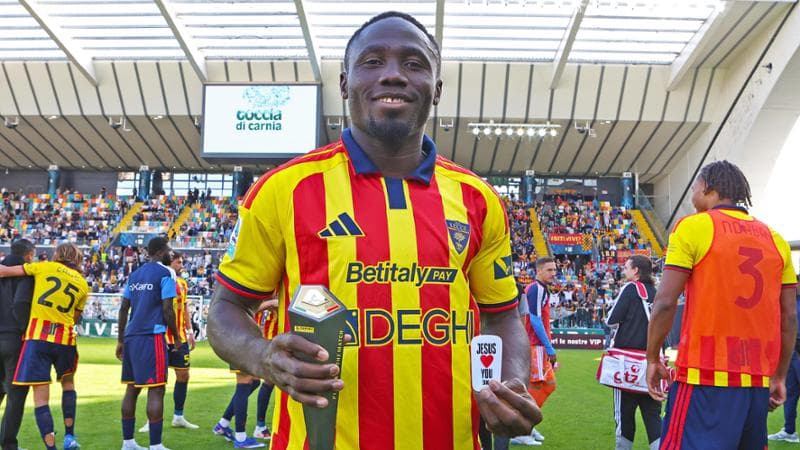 N'Dri con il premio di miglior giocatore della partita