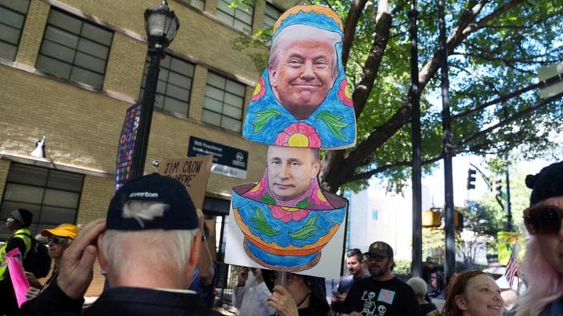 Atlanta (Georgia), 17 ottobre: una matrioska dipinta con Donald Trump e Vladimir Putin a una manifestazione