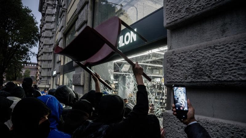 “Costumi da eroi, meme e saccheggi per emulare la Francia. La protesta è anche content per i social”
