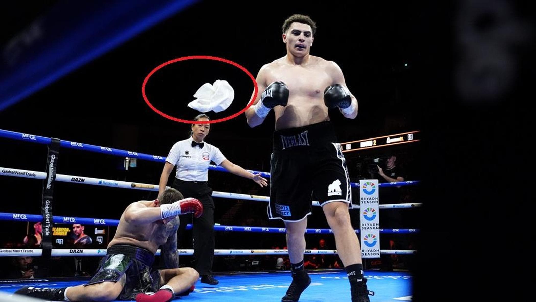 l8217arbitra rifiuta il getto della spugna garber sul ring con la bombola d8217ossigeno 200 polemica da Repubblica.it l8217arbitra rifiuta il getto della spugna garber sul ring con la bombola d8217ossigeno 200 polemica