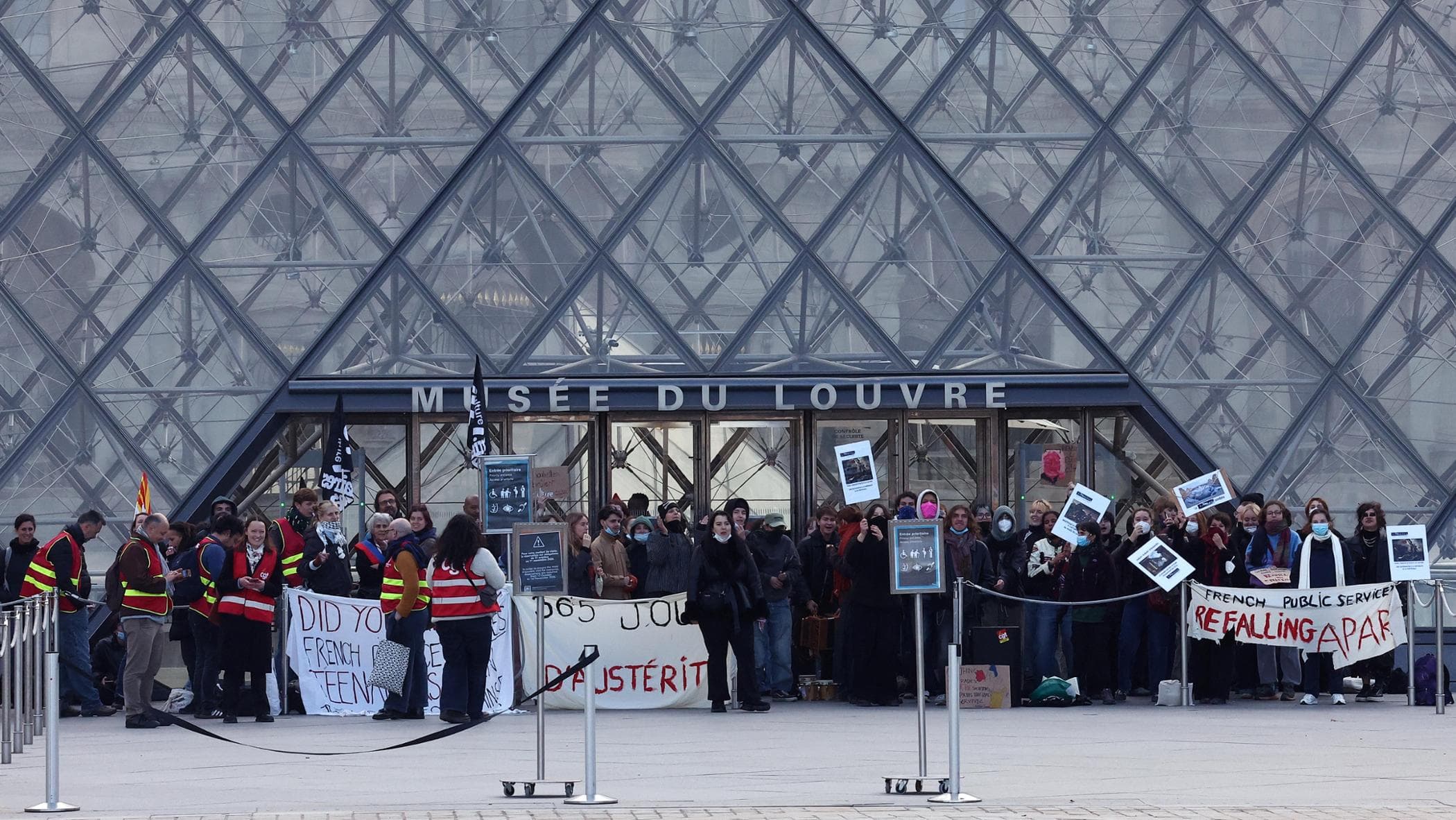 proteste in francia gli studenti bloccano l ingresso al louvre da Repubblica.it proteste in francia gli studenti bloccano l ingresso al louvre