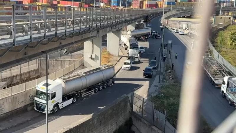 La protesta degli autotrasportatori contro il caro carburanti: 8km di coda sull’A1, riapre snodo A30