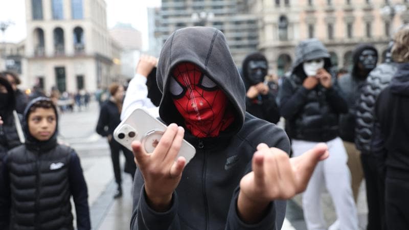 Milano, 18 ottobre: uno dei giovani che hanno saccheggiato la città