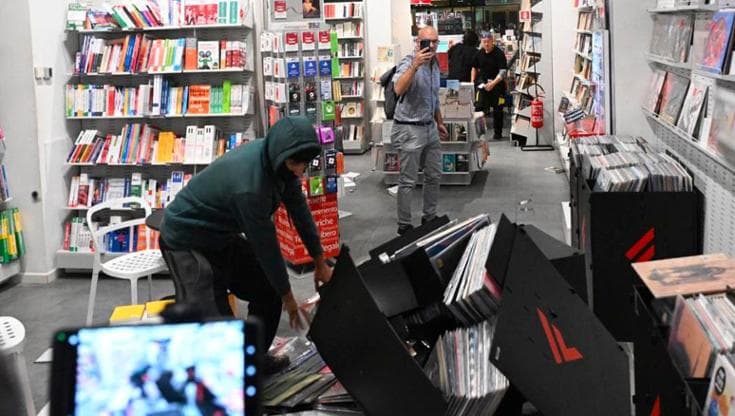 Torino, 17 ottobre: una libreria Feltrinelli assaltata