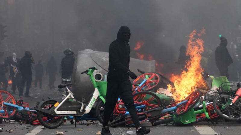 Francia, a Parigi e in altre grandi città scatta il coprifuoco