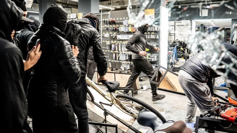 Milano, 18 ottobre: un negozio saccehggiato