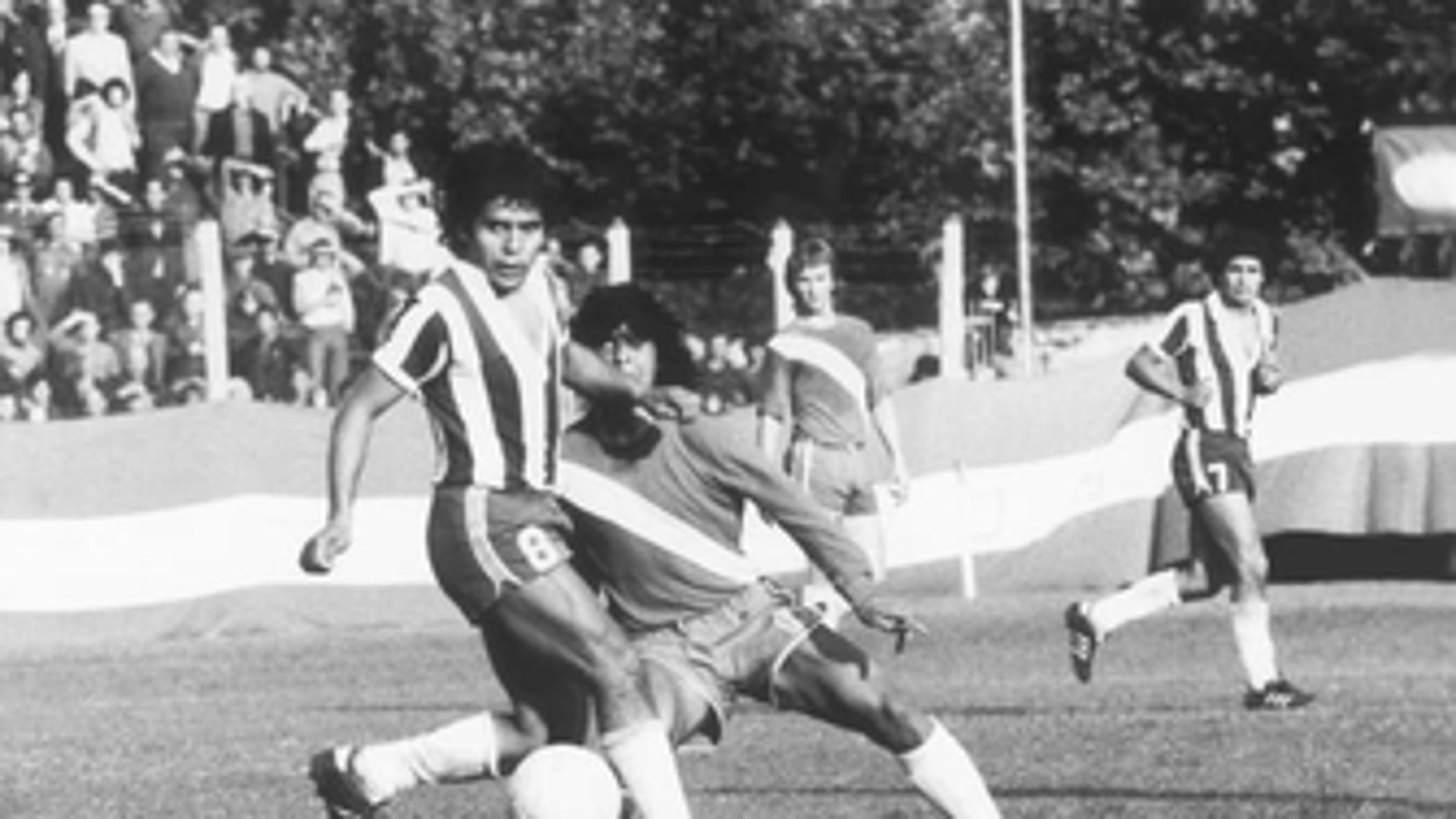 Maradona, 50 anni fa l’esordio: quel tunnel al difensore al primo pallone toccato