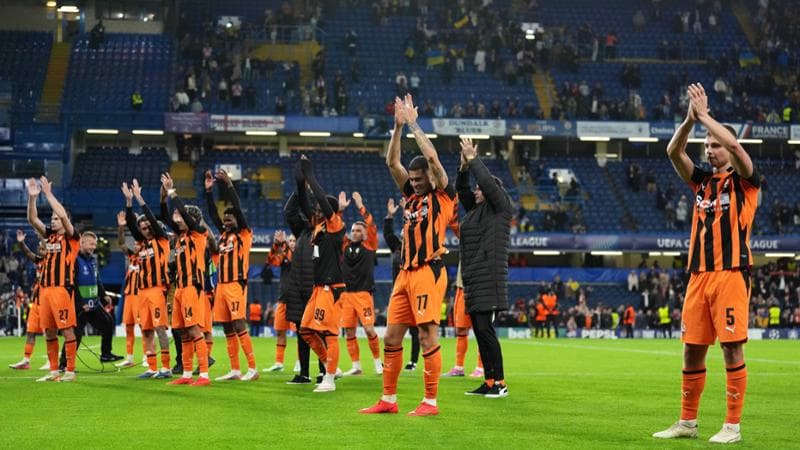 i giocatori dello Shakhtar salutano i tifosi dopo la vittoria sull'Aek