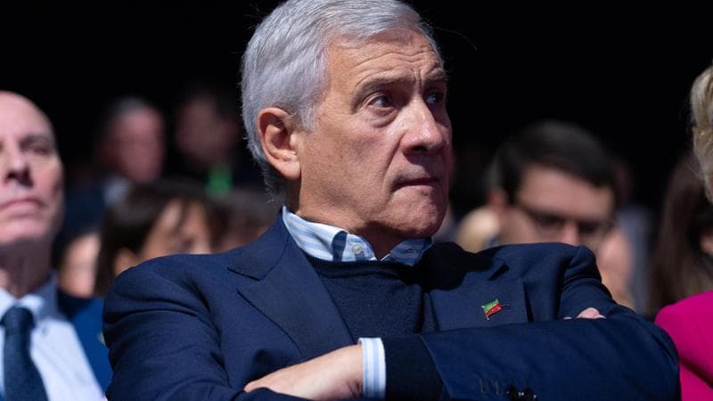 Banche, la proposta di Tajani: “Contributo anche da Cdp”. Messina: “Tassare anche altre imprese”