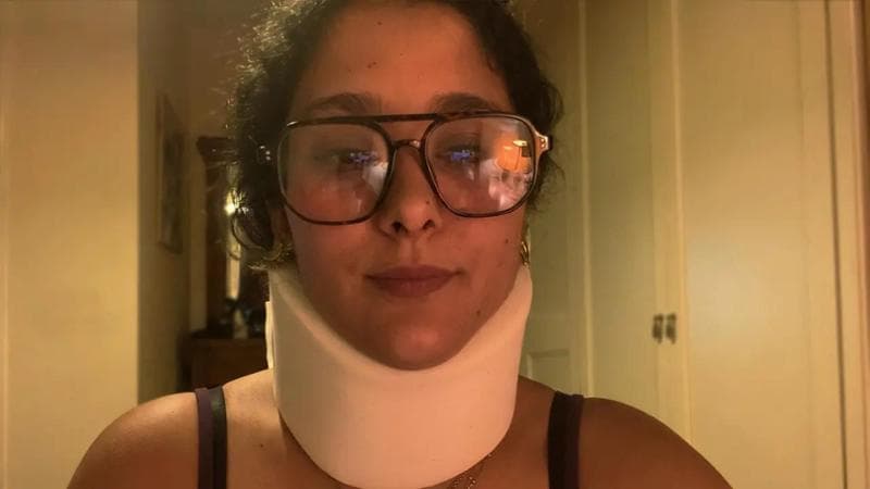 Picchia una giovane donna che aveva respinto le sue avances: “Sono un uomo, se voglio ti massacro”