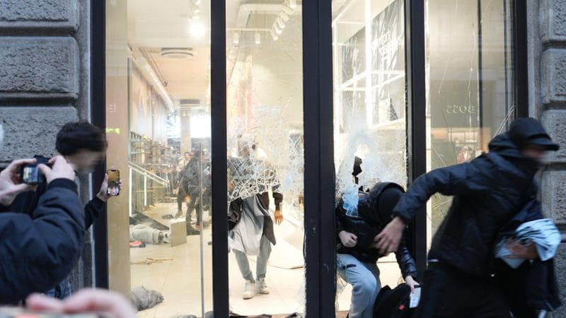 Decreto sui cortei, nell’ultima bozza sparisce il fermo preventivo fino a 24 ore per i minorenni