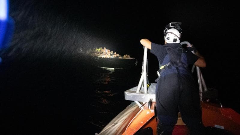 Miliziani libici minacciano Sea Watch e costringono i naufraghi a lanciarsi in acqua in piena notte