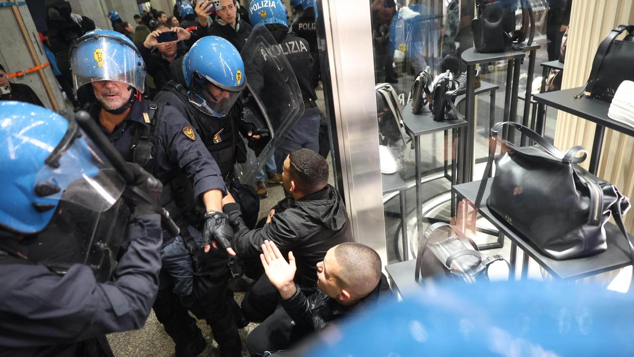 Decreto cortei, stretta sulle manifestazioni e 500 militari in più