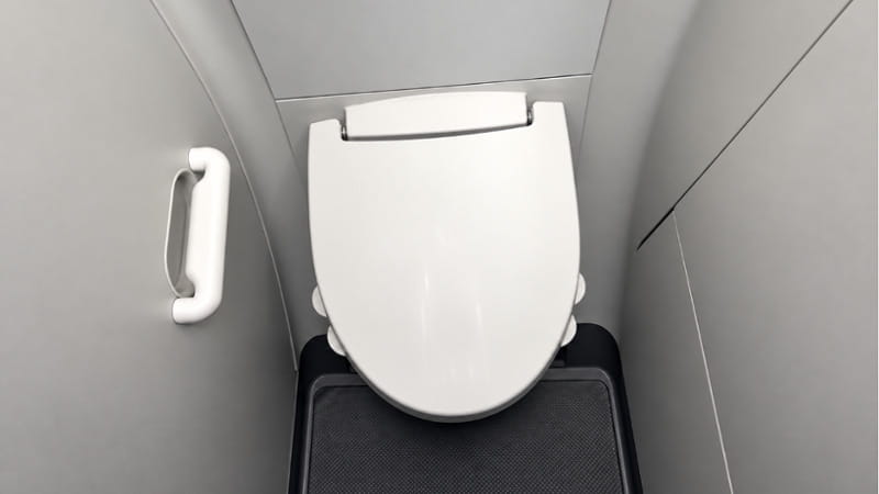 Porta del bagno si blocca in volo: passeggera rimane prigioniera nel cubicolo di mezzo metro quadro