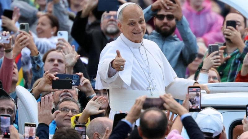 Papa Leone convalescente sulla papamobile tra la folla di fedeli in piazza San Pietro per l’udienza