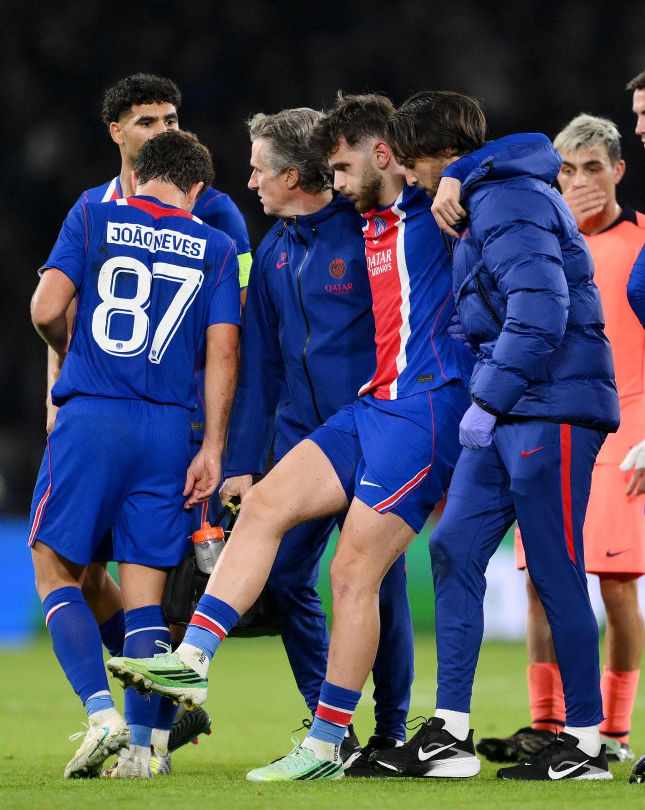 Kvaratskhelia portato fuori dal campo dai sanitari del Psg