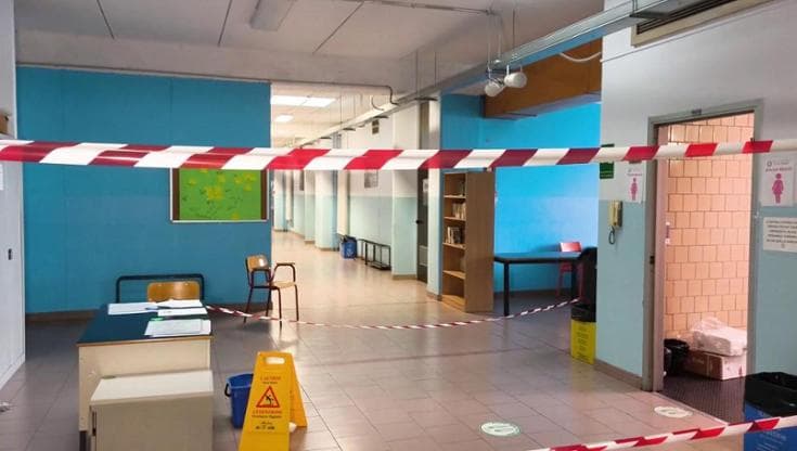 Torino, acqua dai soffitti e rischio incendio, le studentesse denunciano: "Piove in classe"