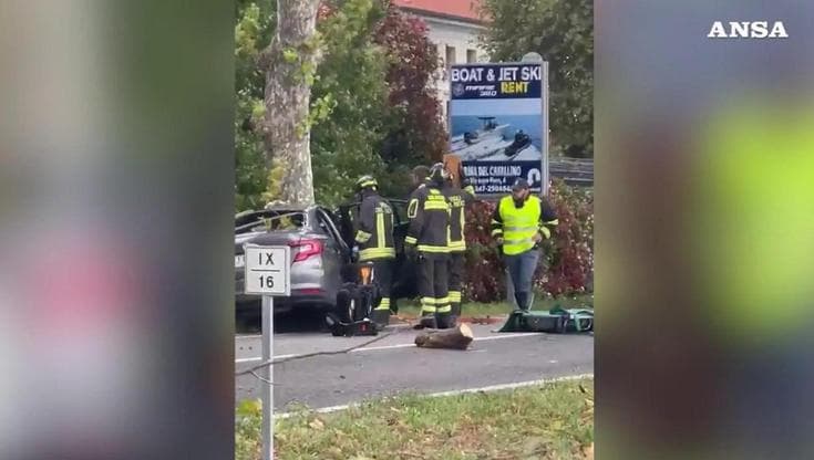 Jesolo, albero crolla su un'auto: muore militare di 46 anni