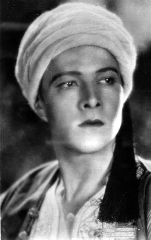 Portrait de Rudolph Valentino dans "le Fils du Cheick"

Valentina d'Antoguolla Rodolfo Alfonso Raffaello Piero Filiberto Guglielmi di...

dit Valentino Rudolph

Comédien italien

Castellaneta (Italie) - 1895 / New York - 1926