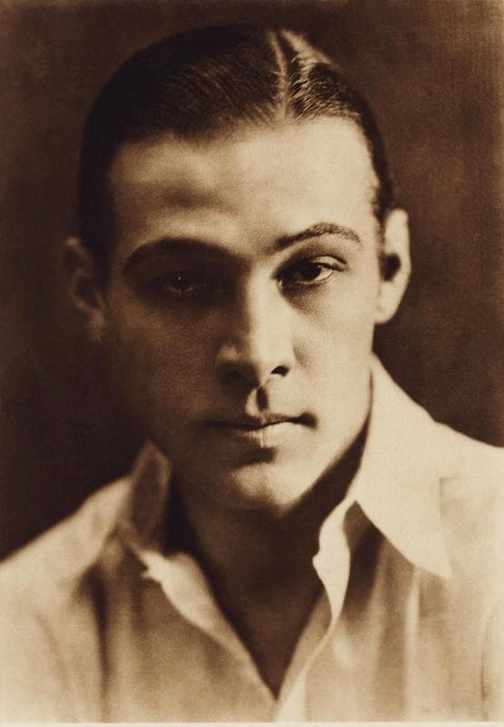1924 ca, USA  : The silent screen movie actor RUDOLPH VALENTINO (  born Rodolfo Guglielmi ,1895 - 1926 )  pubblicitary still  -  CINEMA MUTO - RODOLFO VALENTINO - attore cinematografico  -  LATIN LOVER - italoamericano - italo americano - italo-americano - emigrant - emigrante - italo-american - portrait - ritratto  - collar - colletto - sguardo magnetico -  grease - brillantina  - shirt  white - camicia bianca  ----  Archivio GBB                 SOLO USO EDITORIALE. PER ALTRI UTILIZZI CONTATTATECI