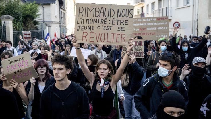 Caen, 6 ottobre: studenti in corteo con un cartello su Rimbaud