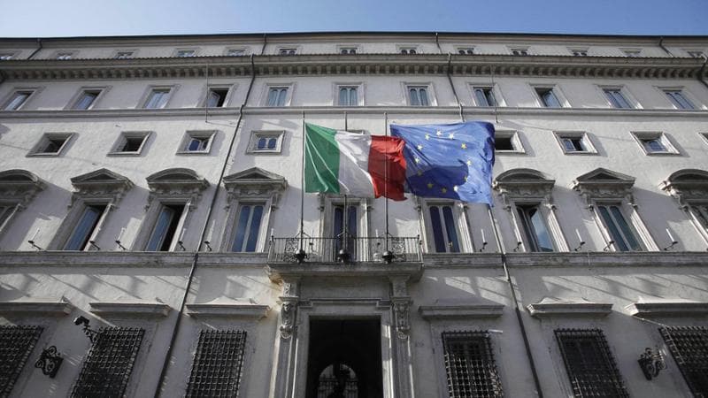 Allarme guano sullo scalone di palazzo Chigi, arriva un sistema contro piccioni e gabbiani