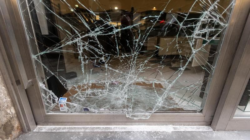 Vetrine danneggiate dei negozi di Corso Garibaldi a&nbsp;MIlano
