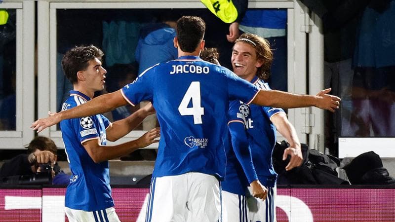 Nico Paz festeggiato dopo il gol del 3 a 0