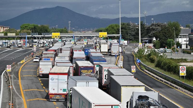 Allarme infiltrazioni. Meloni convoca i vice, scorte armate ai tir