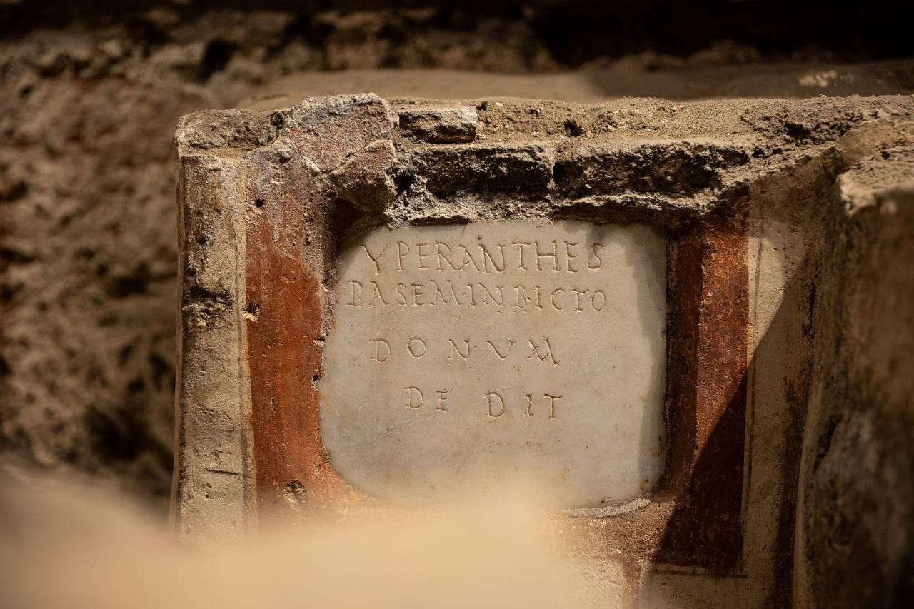 The Yperanthes slab at the Barberini Mithraeum. Photo: Alberto Novelli / Gallerie Nazionali di Arte Antica