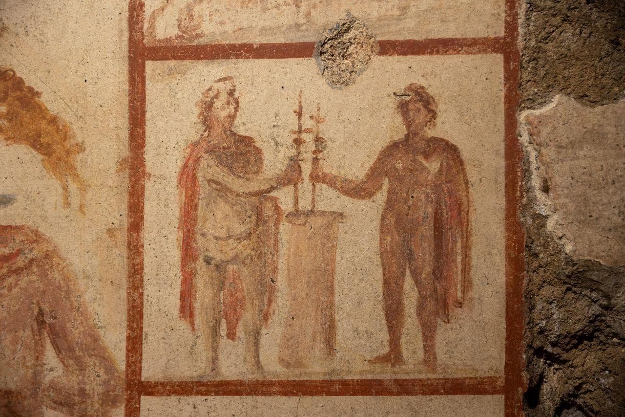 A detail of the frescoed columns on either side. Photo: Alberto Novelli / Gallerie Nazionali di Arte Antica