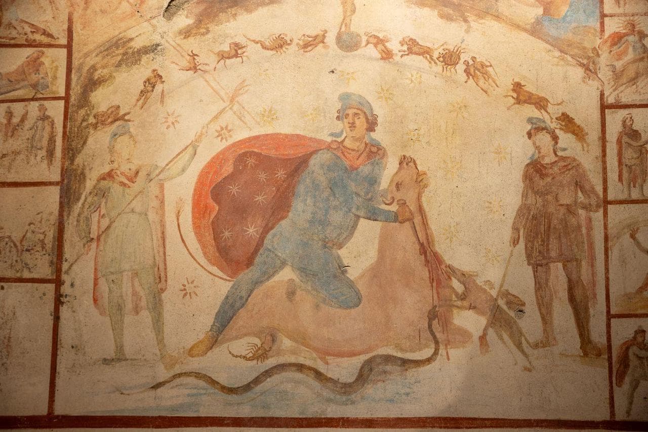 The god Mithras, wearing a blue cloak and red tunic, slays the sacrificial bull. Photo: Alberto Novelli / Gallerie Nazionali di Arte Antica