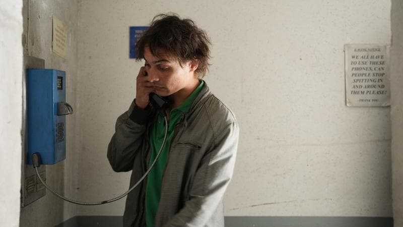 Frank Dillane in una scena del film di Harris Dickinson: interpreta Mike, un senzatetto di Londra