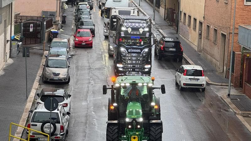 Protesta dei tir, ancora blocchi sull’A1 e a Gela. In Calabria presidi degli agricoltori