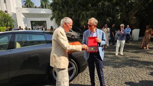 Tronchetti e Vigna sulla Ferrari Luce a Nuova Dheli per celebrare le rispettive operazioni in India