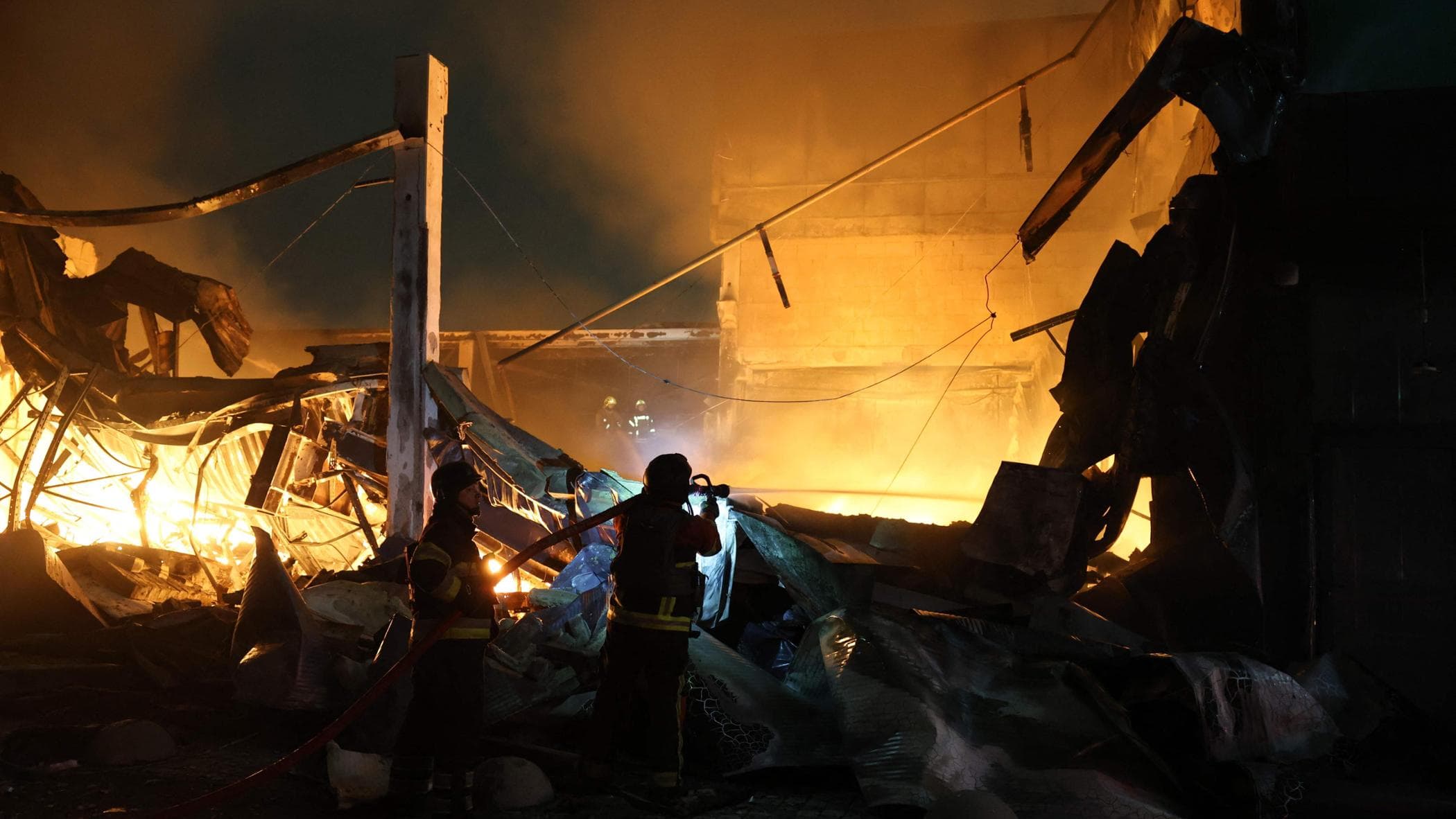 Bombe su Kiev, l’ira di Zelensky: “Ecco i missili compassionevoli”