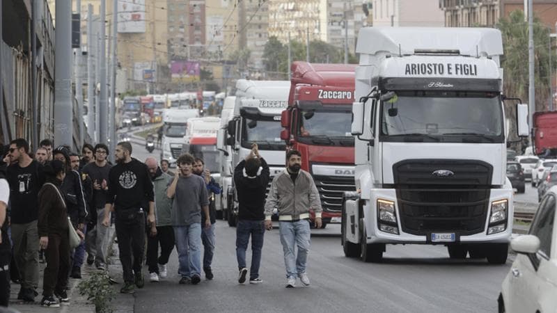 Napoli, la protesta dei tir