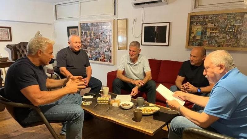 Da sinistra a destra: Yair Lapid, Gadi Eisenkot, Yair Golan, Naftali Bennett e Avigdor Lieberman