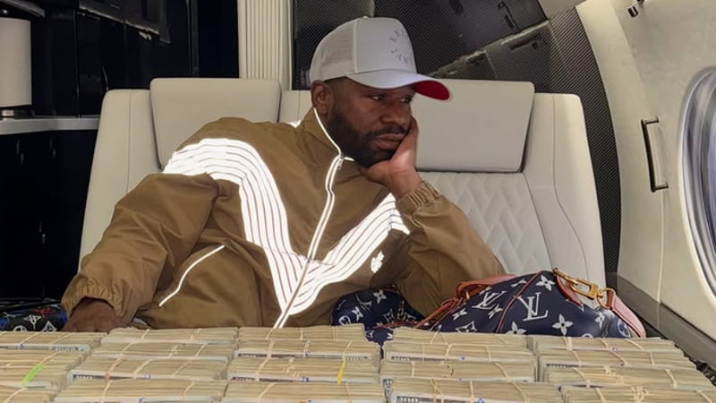 Mayweather davanti a un muccio di dollari (foto Instagram)