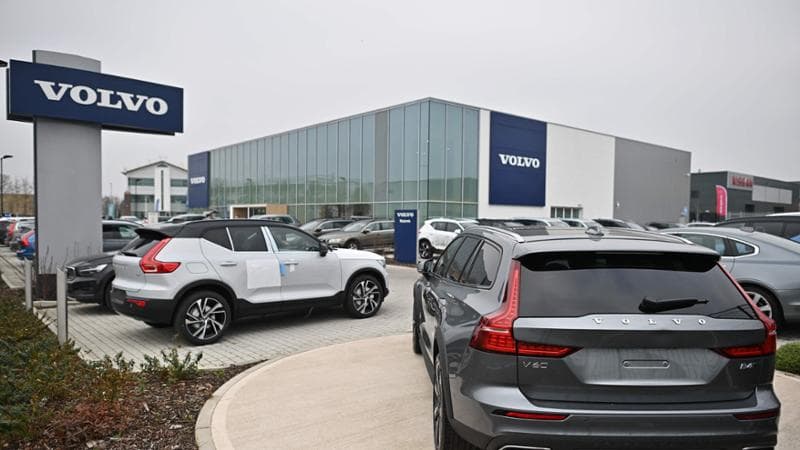 Auto, la crisi morde ancora: Volvo taglia altri 2.500 posti. Stretta di Mercedes sugli interinali