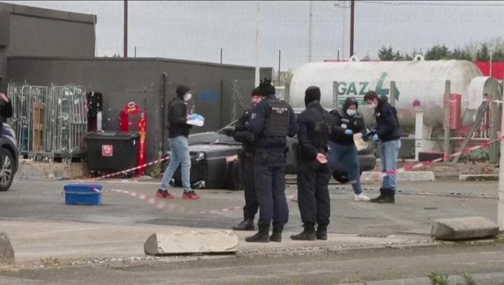 Francia, raffiche di mitra in strada alla periferia di Parigi: i rilievi della polizia