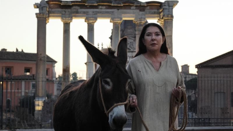 Marina Abramović con un asino. Photograph by Marco Anelli