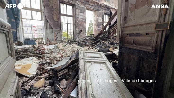 Limoges, dentro il municipio incendiato durante le proteste: le immagini della devastazione