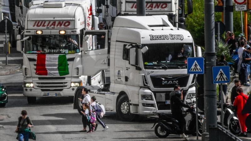 L’Eni proroga il tetto contro il caro carburanti. Schlein: “Serve una legge”