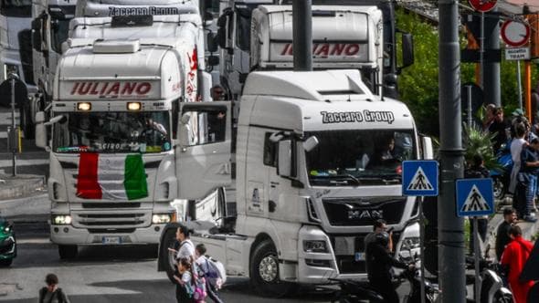 L’Eni proroga il tetto contro il caro carburanti. Schlein: “Serve una legge”