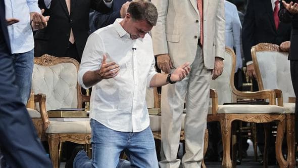 Nel nome del padre, il figlio: così la chiesa pentecostale in Brasile s’inchina a Flávio Bolsonaro